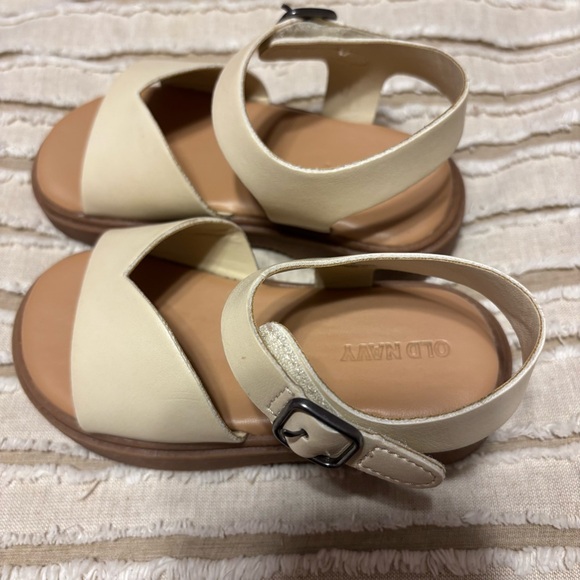 Old Navy Sandals Scalloped Cream Tan Toddler Baby Girl Shoe Size 8 LIKE NEW - Picture 6 of 8